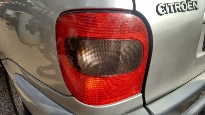 Lanterna esquerda Citroen Xsara GLX