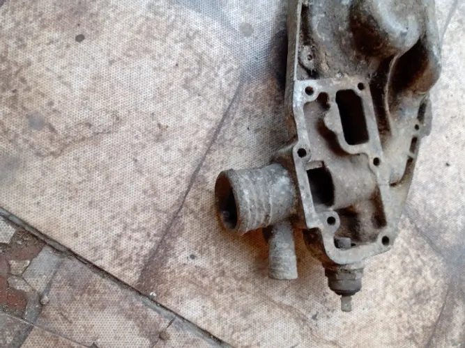 Carcaça Bomba Dagua Motor Cht Escort muito inteira
