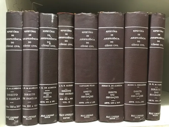 Vários livros antigos de Direito