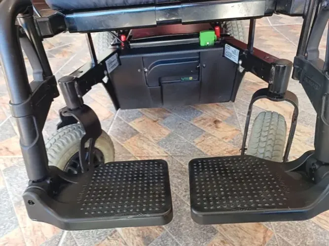 Cadeira de roda Ottobock b400  perfeito estado com suspensão traseira