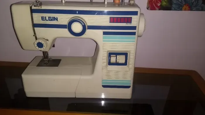 máquina de costura elgin  R$ 350,00