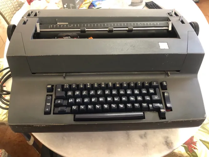 Máquina de escrever elétrica IBM