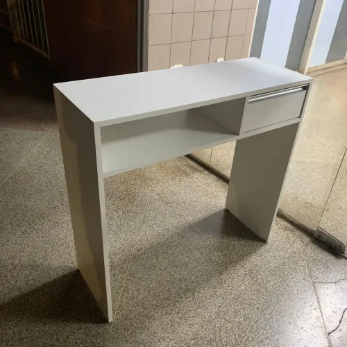 Mesa com gaveta 