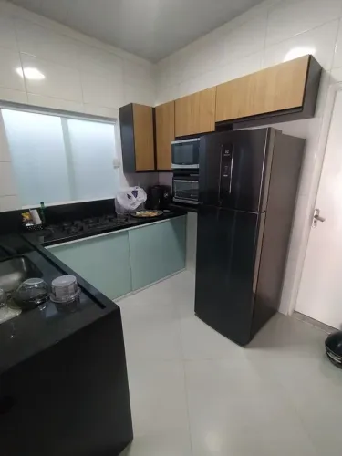 Armário aéreo e gabinetes de cozinha planejados