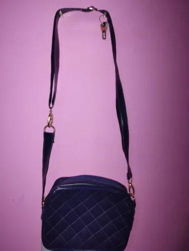 Bolsa de ombro feminina, couro sintético azul texturizado. Alça ajustável.