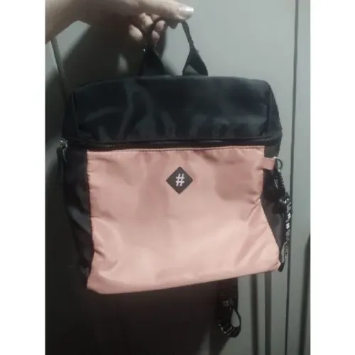 Bolsinha que pode ser usada como uma "mochila". Pequena (Aprox. 30x30)