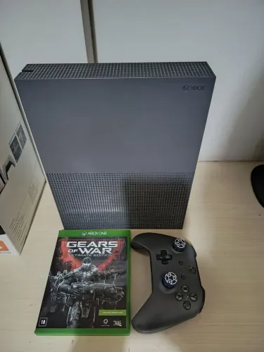 Xbox One S edição rara cinza + Gears of War: Ultimate Edition