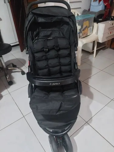 Carrinho de bebê.