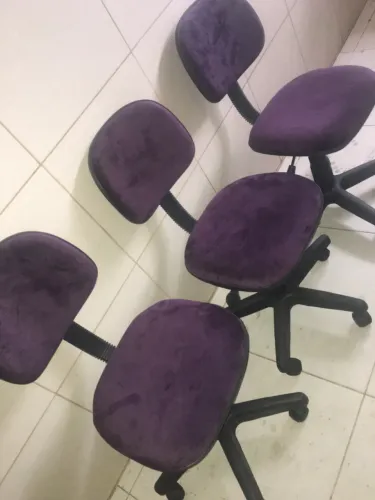 Cadeira secretaria no veludo roxo 