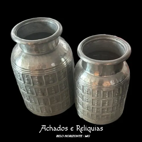 Jarros Decorativos Indianos em Metal Cinzelado - Arte Ancestral em Cada Detalhe PEQUENO