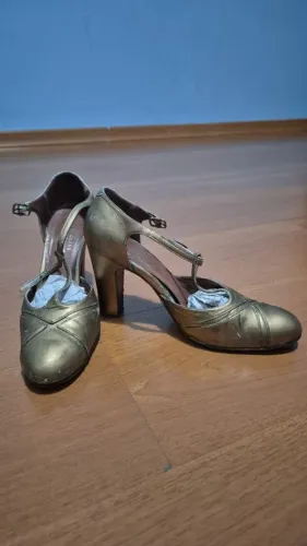 Sapatos vintage dourados
