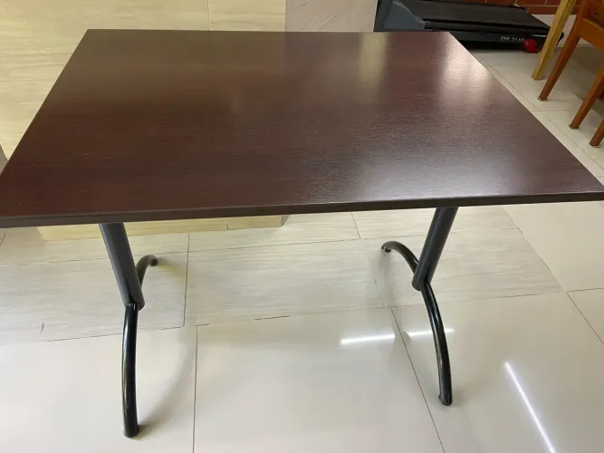 Mesa de Escritório com tampa de mdf com aspecto de Madeira