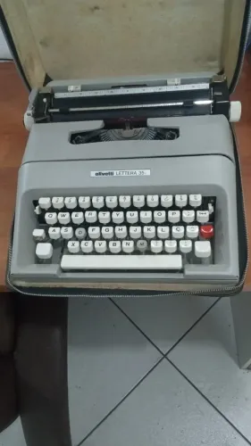 Máquina de escrever Olivetti portátil Lettera 35