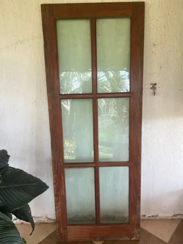 Porta de madeira com vidros 210 x 70.
