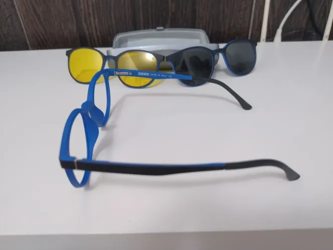 Vendo linda armação de óculos de grau,com duas lentes suportes, ZAP *