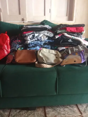 Sacolão de roupas usadas em bom estado.