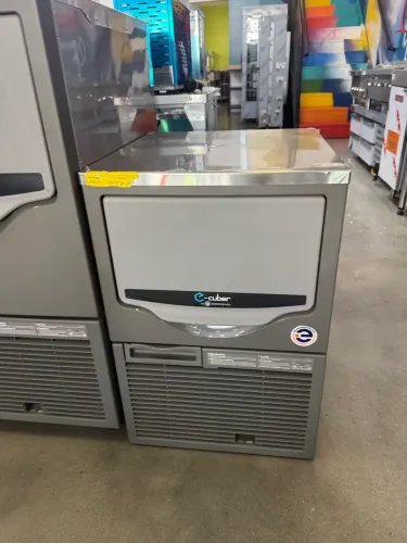 Máquina de gelo em cubos 40kg por dia 220v monofásica 