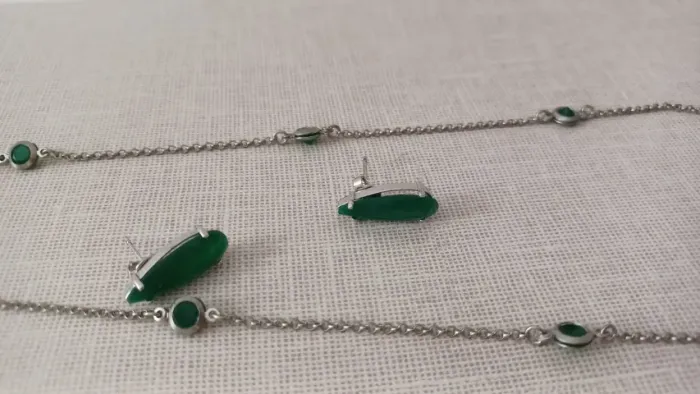 2 Colares Lindos em prata e pedras verde e preta