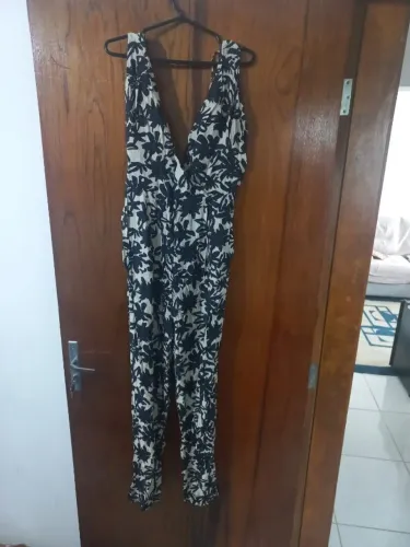 Macacão Animale floral com decote em V e zíper nas costas. TAM: 44 | 100% viscose