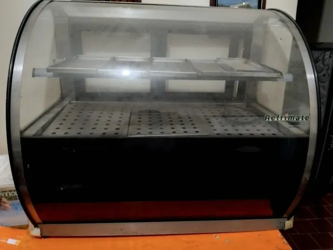 Estufa térmica ótimo estado de conservação, com dois andares medindo 96 X 58 X 83 cm