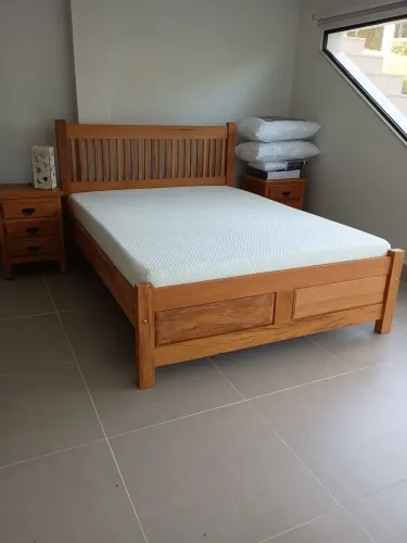 Cama de madeira maciça com estrutura resistente