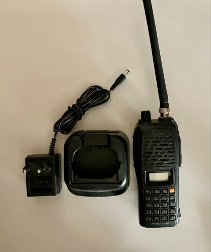 HT Icom IC-V82
