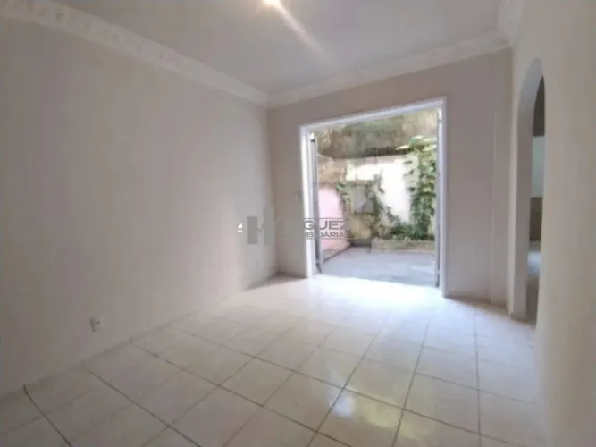 Apartamento à venda no Méier com 65m² bem distribuídos. Conta com sala em dois ambientes, 