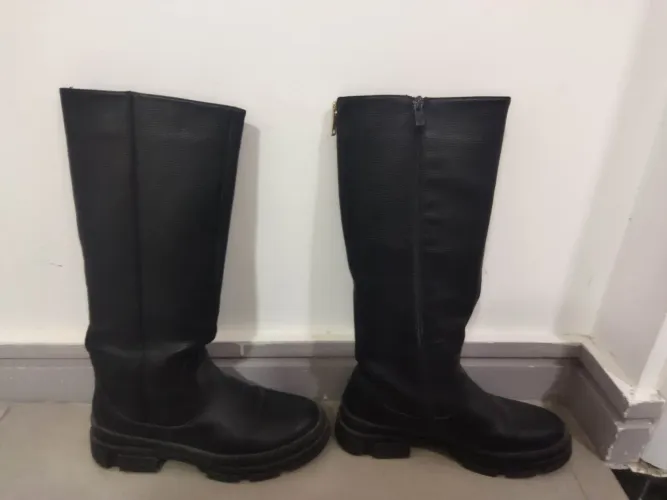 Bota para neve. Feminina. Comprada na europa. Tamanho 40. Veste desde tamanho 37