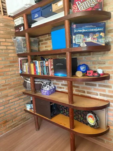 Estante com estrutura maciça 
