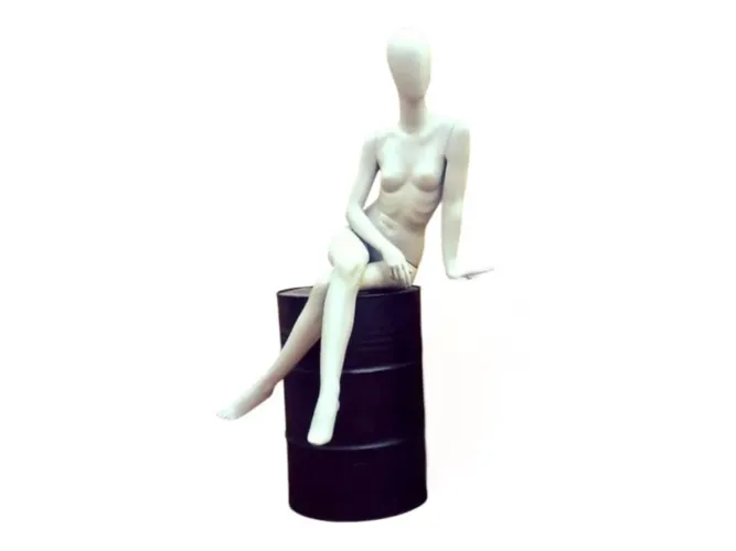 Manequim Feminino da G/S Manequins Fibra de Vidro Sentada 