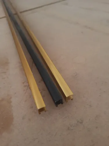 Perfis em alumínio dourado e preto p/ quadros. 