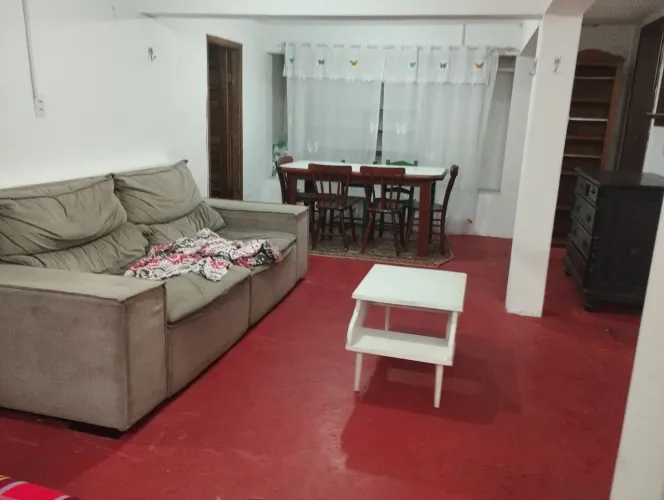 Alugo casa de um quarto na Costeira do Pirajubae, 5 km do centro e 3 daUFSC