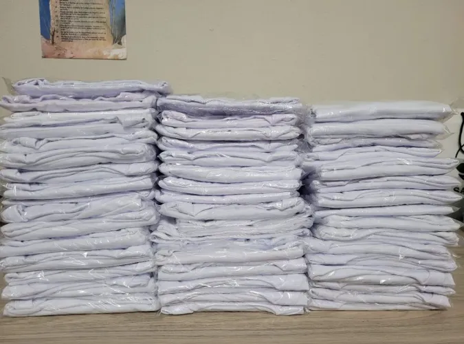 Camisas brancas novas 47 unidades 17 bodys infantil