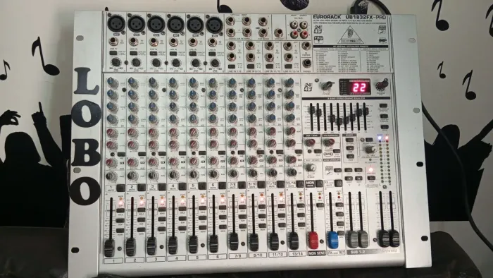 Mesa de Som Behringer Eurorack UB1832FX-PRO