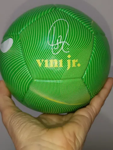 Mini Bola de futebol Viní Jr. autografada