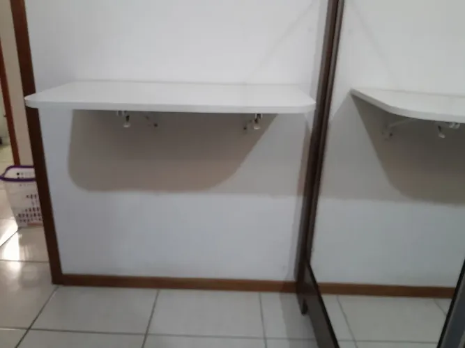 Mesa dobrável de parede branca. MDF DE QUALIDADE