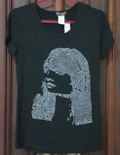 Blusinha Blusa feminina manga curta Preta com apliques colados tamanho único (M pequeno)