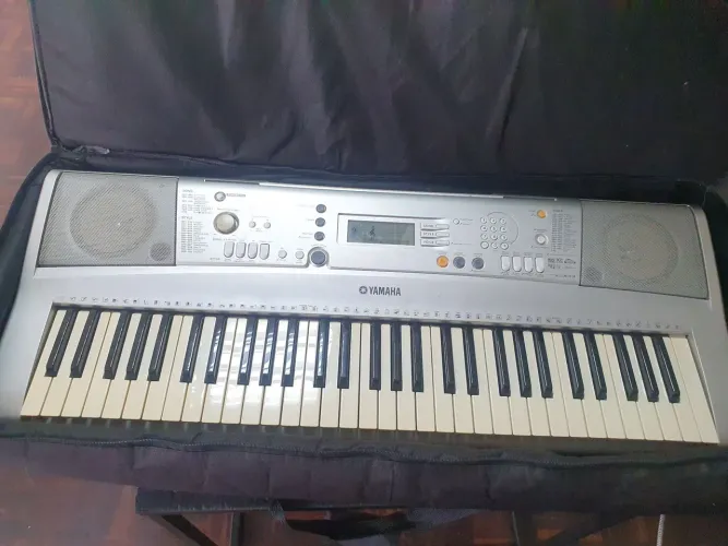 Yamaha PSR-E303 REVISADO  Teclas Sensíveis ao Toque e Capa de Brinde