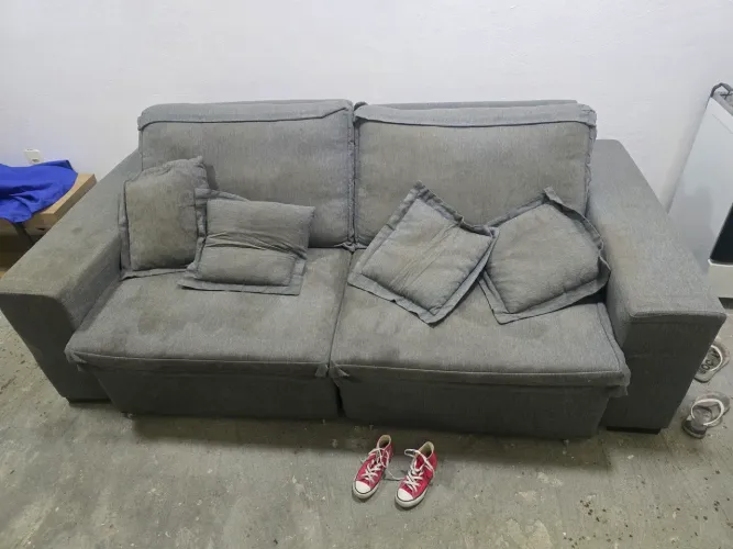 Sofá - Cama com 2,12m (largura) x 1,90m (comprimento ele aberto)