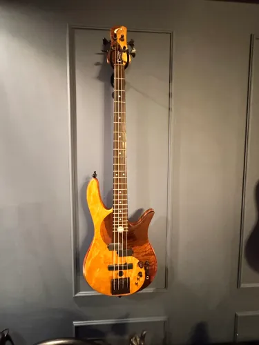 Baixo Camazon custom Yun Yang
