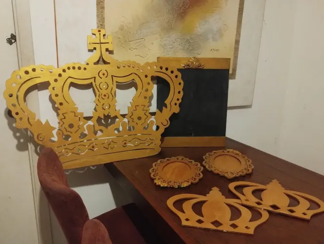 Lote peças de Decoração - COROAS