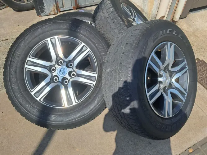 Rodas aro 17 Hilux grafite com diamantado com Pneus 265 65 17 Bridgestone jogo meia vida