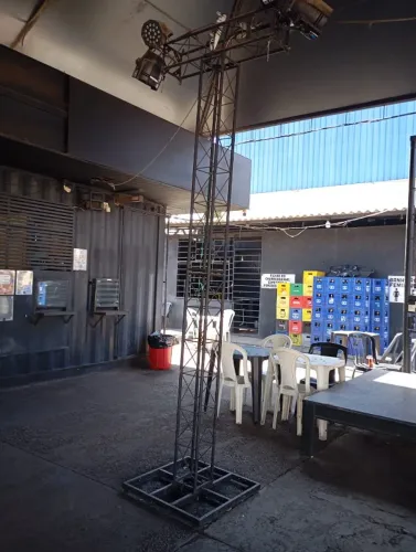 Vende-se 2 estruturas metálicas em T para palco C/várias luminárias e canhão de led