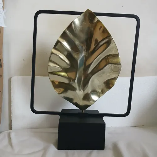 Escultura de Folha em alumínio
