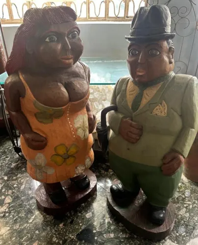 Peça decorativa - Casal entalhado em madeira