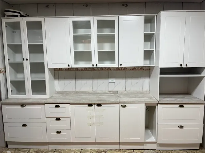 Armário completo de cozinha revestido modulado 