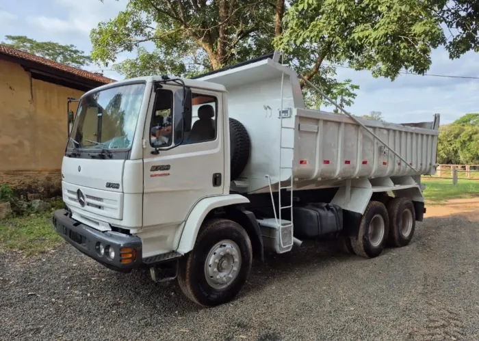 MB 2726 ano 2009, 6x4, com caçamba de 12 ? de leque, em SP