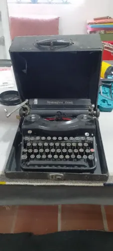 Máquina de escrever Remington Rand antiga