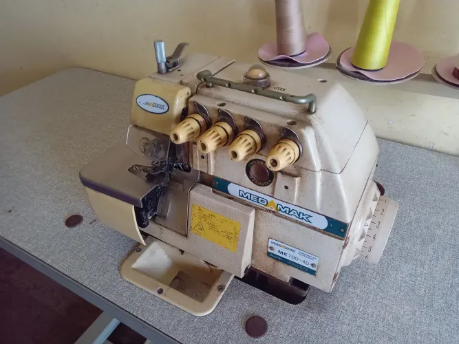 Máquina de costura ponto cadeia 