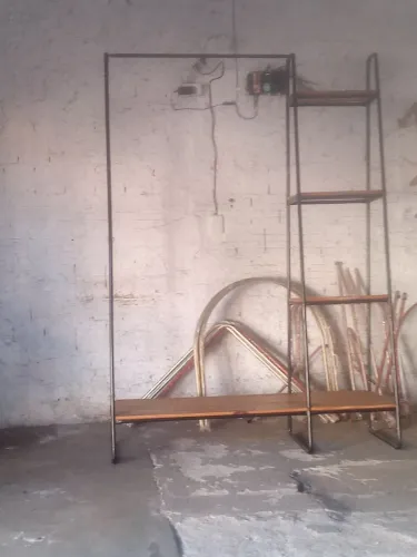 Arara estilo industrial com prateleira